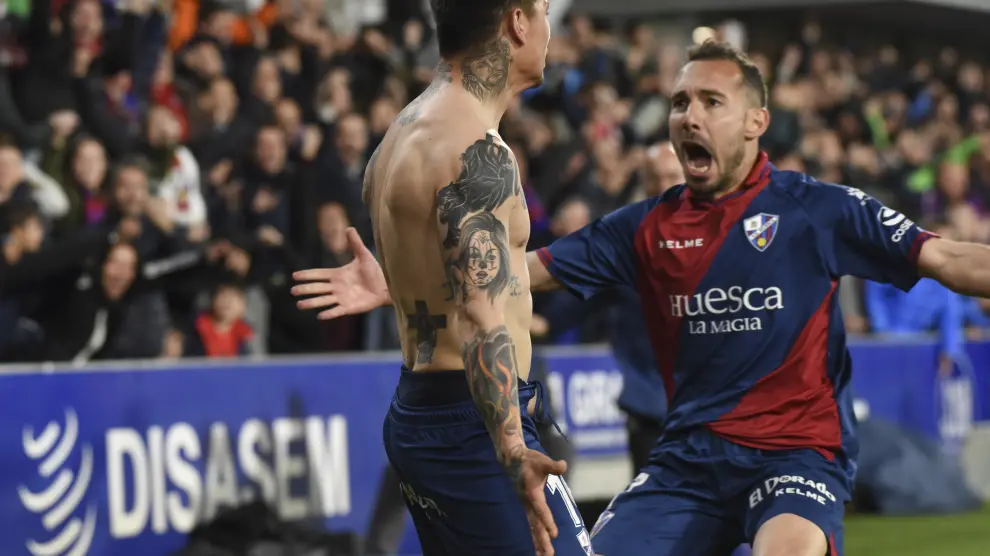 Ferreiro corre a abrazar a Chimy tras su gol al Sevilla en el partido del sábado.