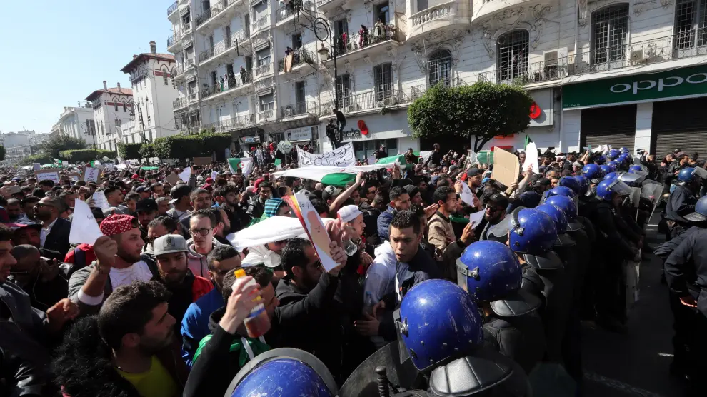 Protestas en Argelia por la decisión del octogenario presidente de presentar su candidatura a los comicios