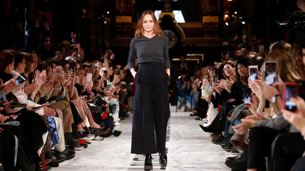 British designer Stella McCartney appears at the end of her Fall/Winter 2019-2020 women's ready-to-wear collection show during Paris Fashion Week in Paris, France, March 4, 2019.   REUTERS/Stephane Mahe [[[REUTERS VOCENTO]]] FASHION-PARIS/STELLA MCCARTNEY