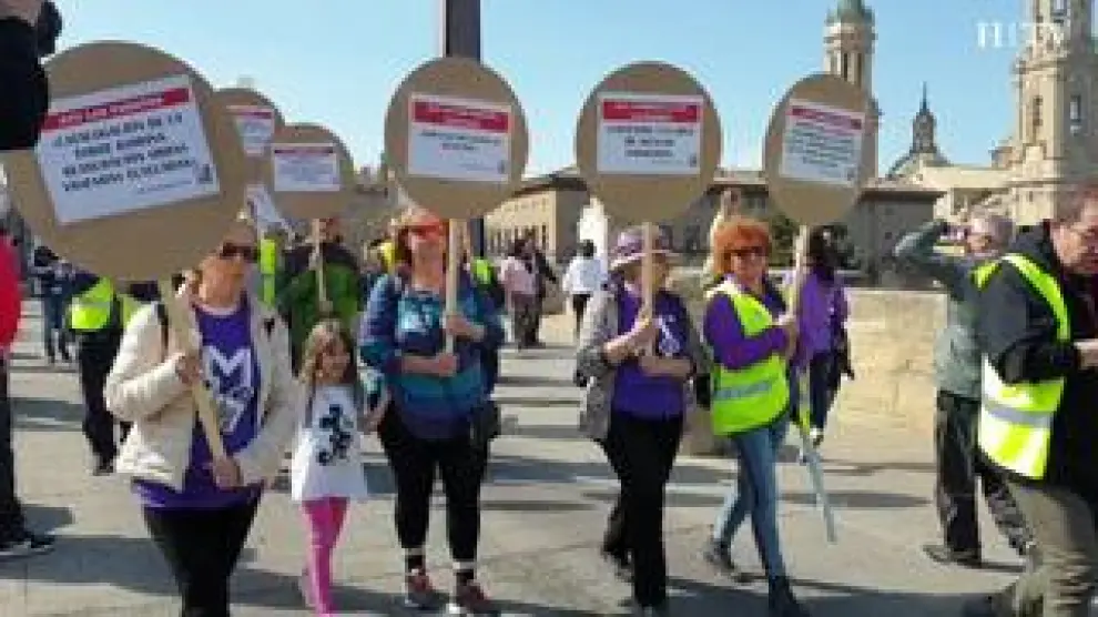 Los representantes de los diferentes distritos de Zaragoza han llevado cabo una marcha reivindicativa desde la plaza del Pilar al parque del Tío Jorge en el día de la Cincomarzada, que cumple 40 años de celebración en Democracia.