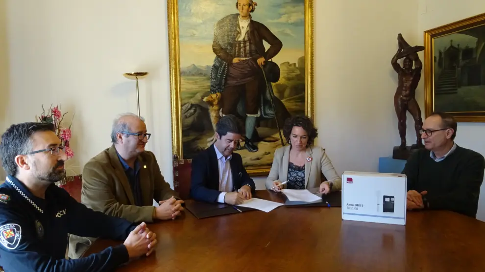 Firma del convenio entre el Ayuntamiento y la DGT para la entrega de 'kits' antidroga