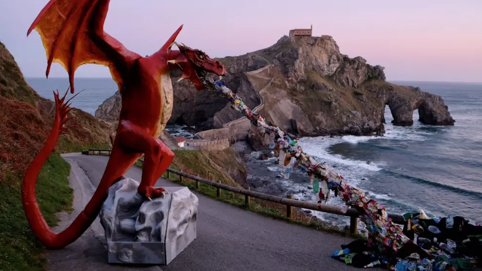 Greenpeace instala un dragón gigante en Gaztelugatxe (Vizcaya) para denunciar los vertidos de plástico al mar