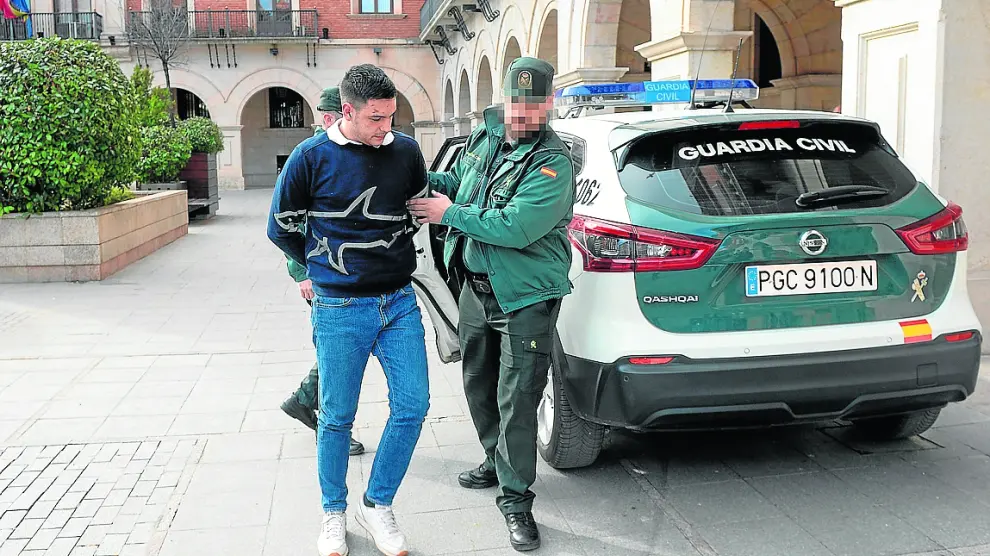 El joven detenido en Teruel por huir con su coche y que fue frenado a tiros por la Guardia Civil.