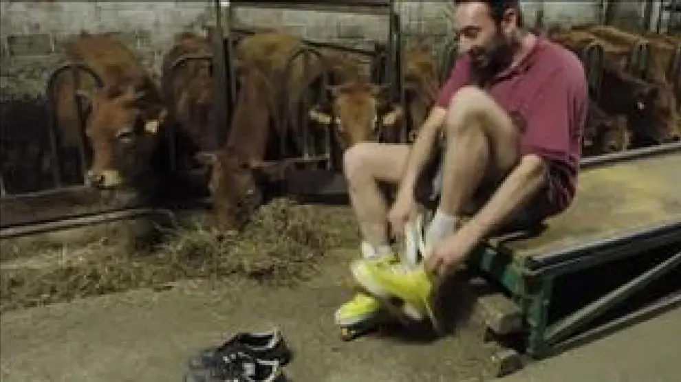 Un granjero asturiano monta una pista de 'skate' en medio de su establo
