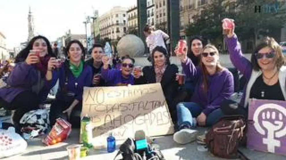 La manifestación estudiantil del 8-M ha dejado paso a una comida en la Plaza del Pilar de Zaragoza. Desde allí, se ha recordado a las que no han podido ir.