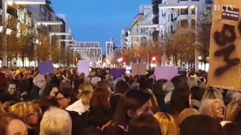 Miles de manifestantes han recorrido la capital aragonesa y coreado proclamas como: "Que viva la lucha de las mujeres", "Denuncia archivada, mujer asesinada", "Si no digo sí, también es no".
