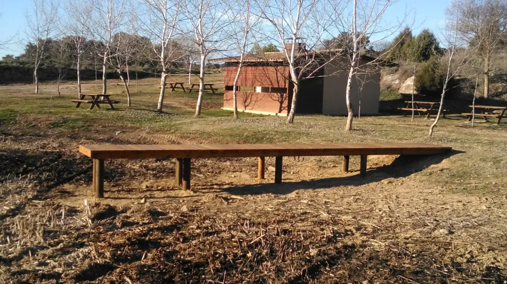 El Ayuntamiento de San Esteban de Litera ha colocado una pasarela de madera en el parque de la Basaa para mejorar los servicios.