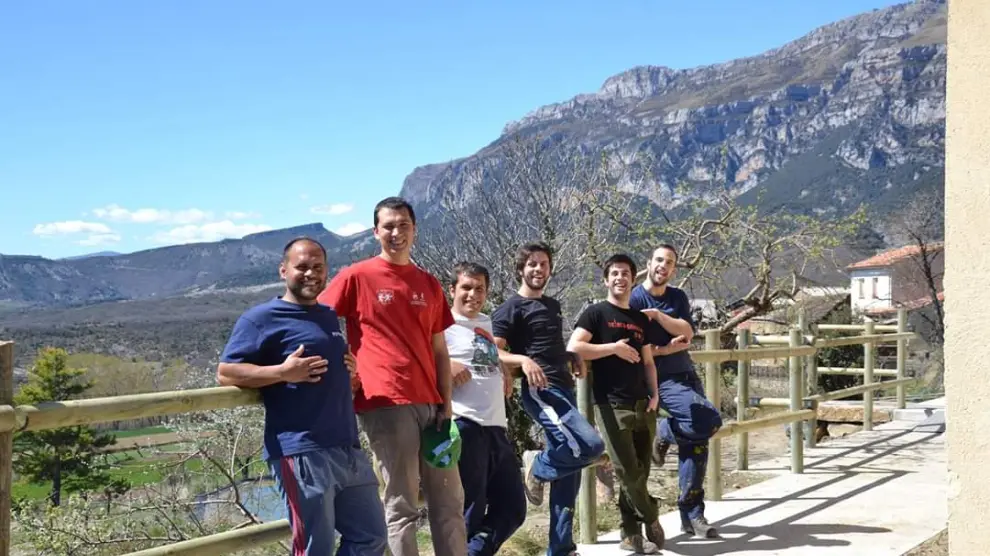 El equipo al completo de Cervezas Rondadora, que acaba de lanzar al mercado la primera sidra elaborada en Aragón.