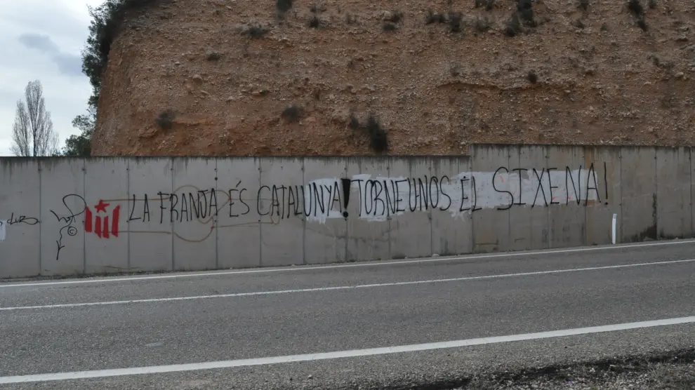 Pintada en Cretas, entre Aragón y Cataluña, donde se puede leer: "La Franja es Catalunya" y "Devolvednos Sijena".