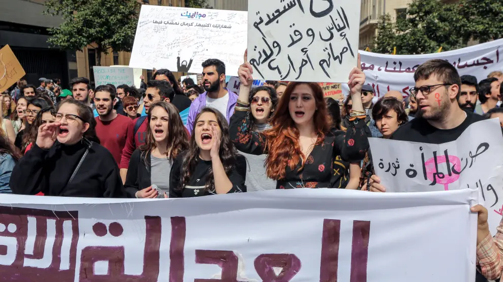 Centenares de personas, en su mayoría mujeres, se manifestaron hoy en Beirut con motivo del Día de la Mujer para pedir igualdad de derechos.