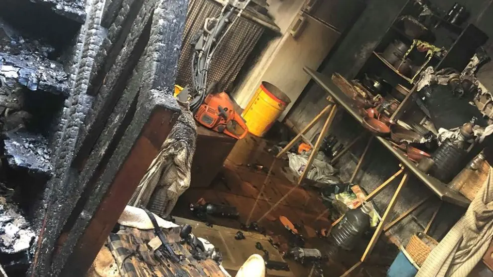 Imagen del interior de la casa afectada por el virulento incendio de Serveto.