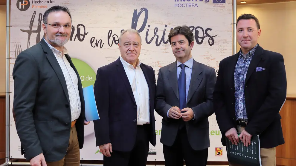 El director del proyecto Hecho en los Pirineos, Pedro Salas; el presidente de la Diputación de Huesca, Miguel Gracia; el alcalde de Huesca, Luis Felipe; y el director del congreso, Fernando Blasco.