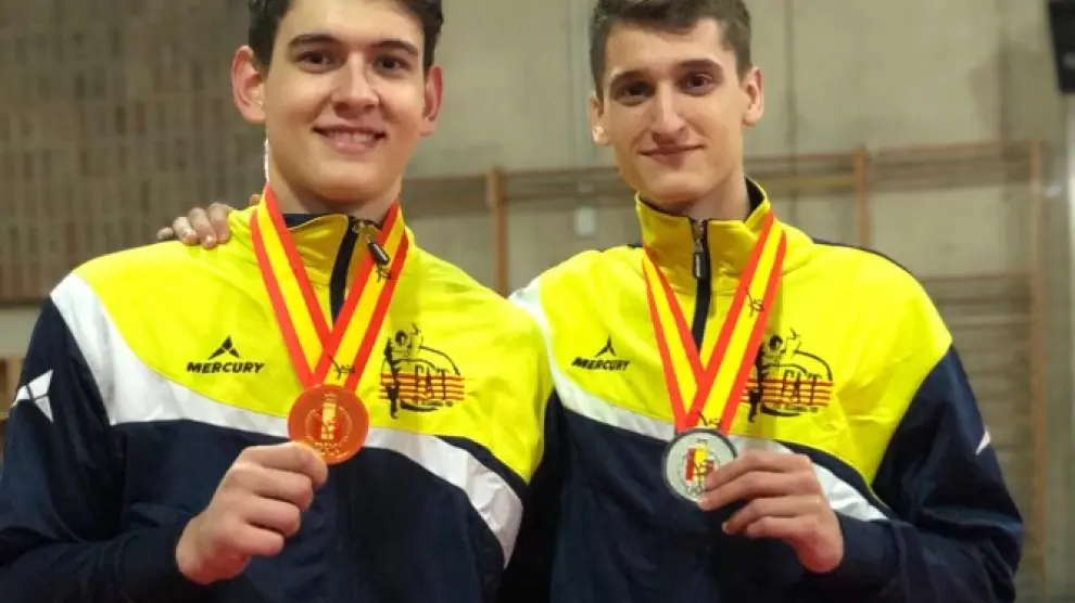 Antonio Artal y Adrián del Río, con las medallas del campeonato de España de taekwondo.
