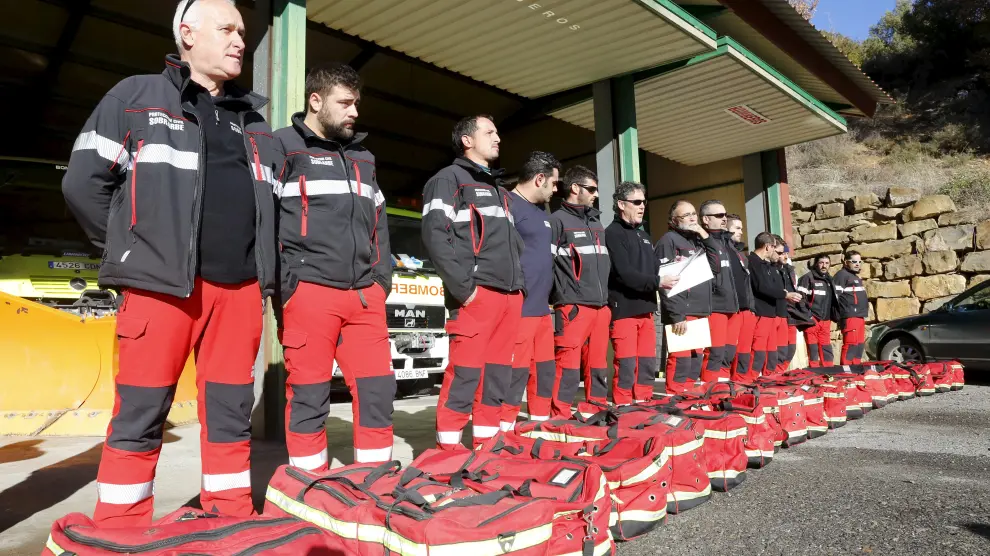 Los bomberos voluntarios de Sobrarbe entregaron sus equipos hace un año a raíz del nuevo decreto.