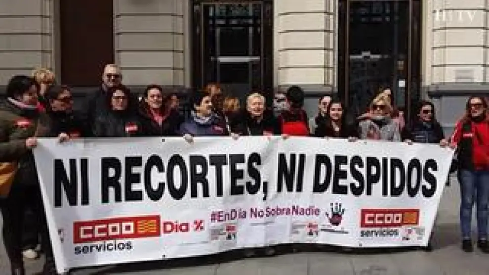 Medio centenar de trabajadores de DIA se han concentrado este miércoles en Zaragoza para protestar contra los despidos que prevé hacer la empresa.