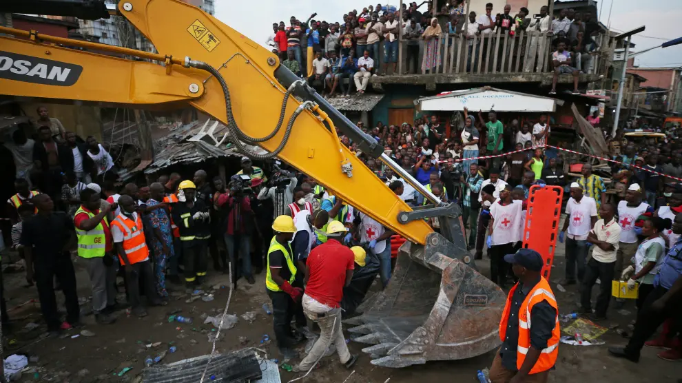 Rescue workers are seen at the site of a collapsed building containing a school in Nigeria's commercial capital Lagos, Nigeria March 13, 2019. REUTERS/Afolabi Sotunde [[[REUTERS VOCENTO]]] NIGERIA-SCHOOL/