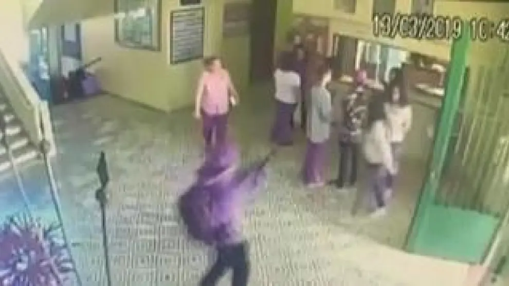 Una cámara de seguridad grabó el momento de la masacre en una escuela de Brasil en la que dos exaalumnos, armados con revolver, ballesta, arco y flechas, mataron a 10 personas, entre ellos, a varios alumnos.