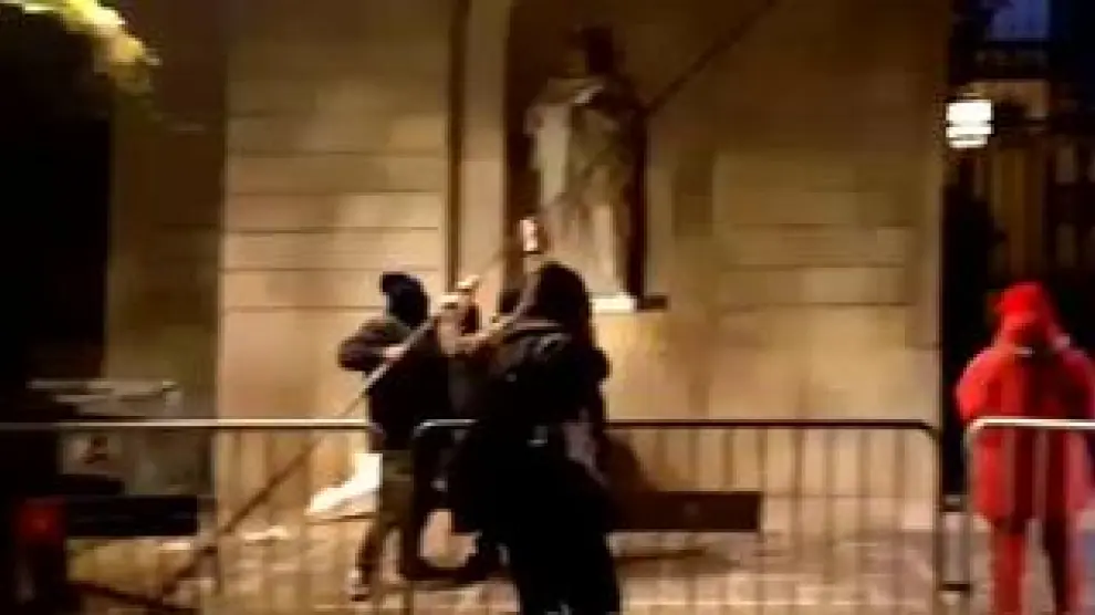 Han intentado repetir la misma acción en la fachada del Palau de la Generalitat, pero no han podido.