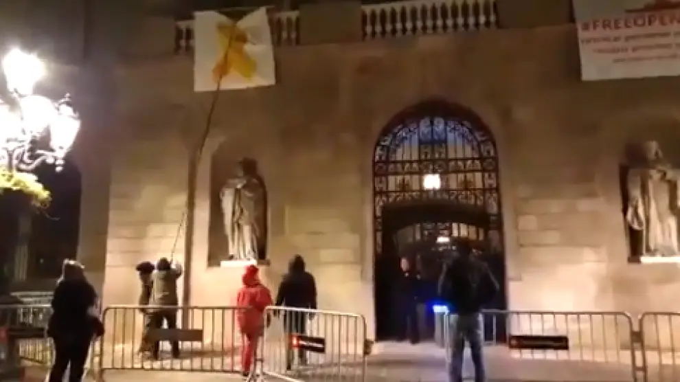 Cinco encapuchados quitan el lazo amarillo del Ayuntamiento de Barcelona