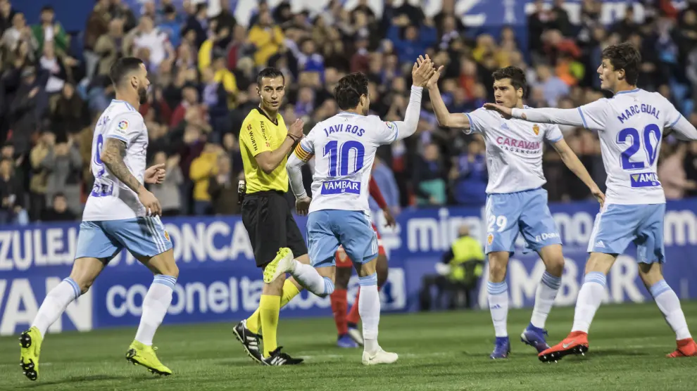 El Real Zaragoza celebra el gol de Álvaro Vázquez ante el Almería.
