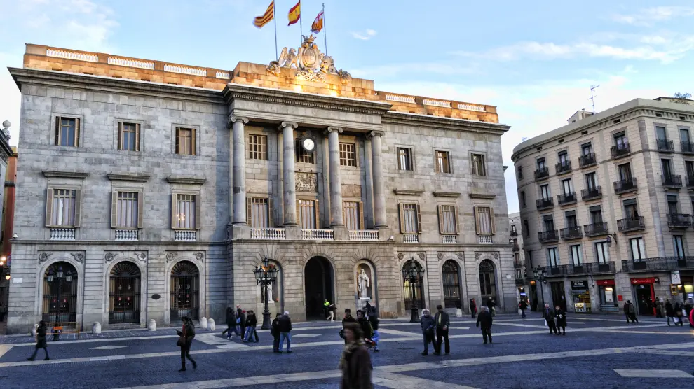 El Ayuntamiento de Barcelona retira el lazo amarillo de su fachada