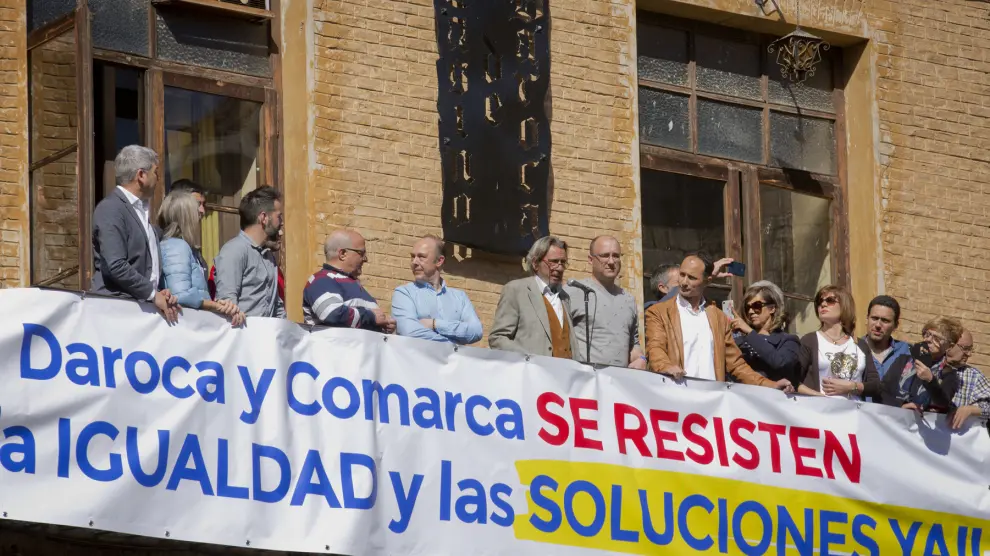 Representantes políticos, junto al el actor Fernando Conde, que leyó el manifiesto, el sábado día 9.