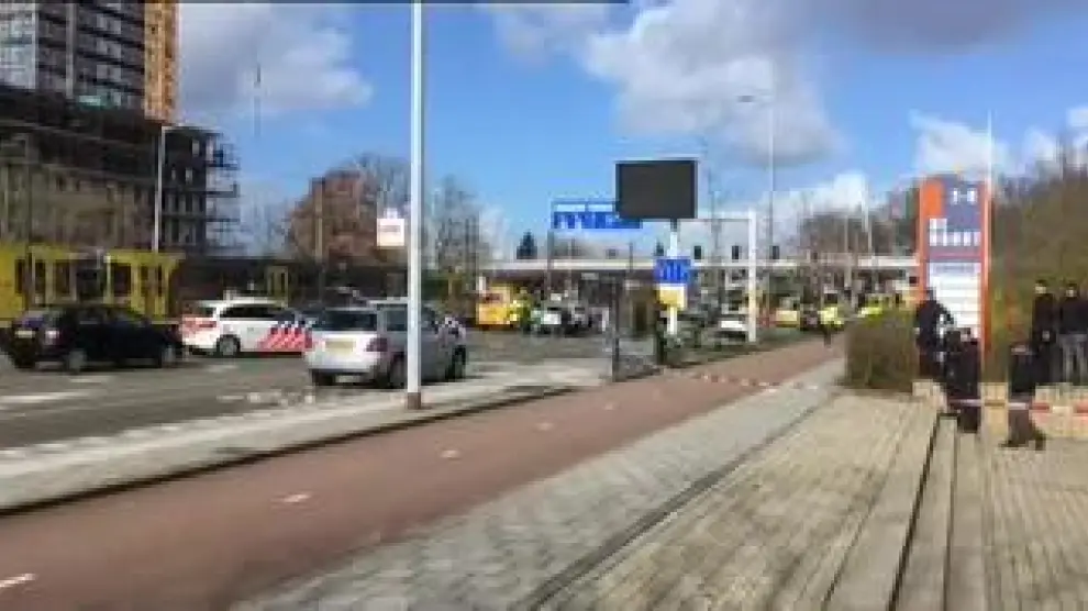Al menos una persona ha muerto y varias han resultado heridas durante un tiroteo ocurrido en un tranvía de la localidad holandesa de Utrecht. La policía ha acordonado la zona y está investigando la situación, que podría tratarse de un ataque terrorista.