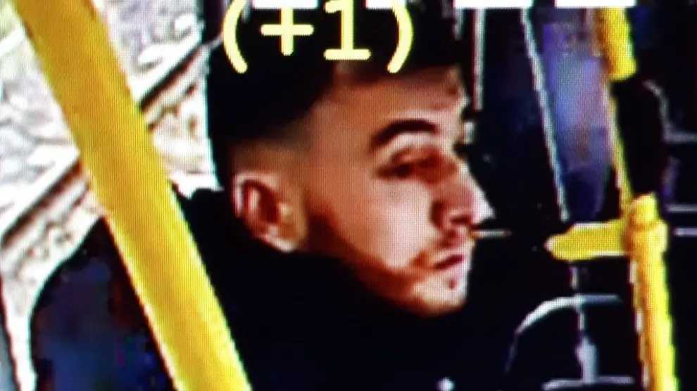 El presunto autor, que ha sido identificado como Gökmen Tanis, de 37 años y origen turco. La Policía ha difundido una fotografía suya, vestido con un abrigo azul y en el interior de un tranvía.