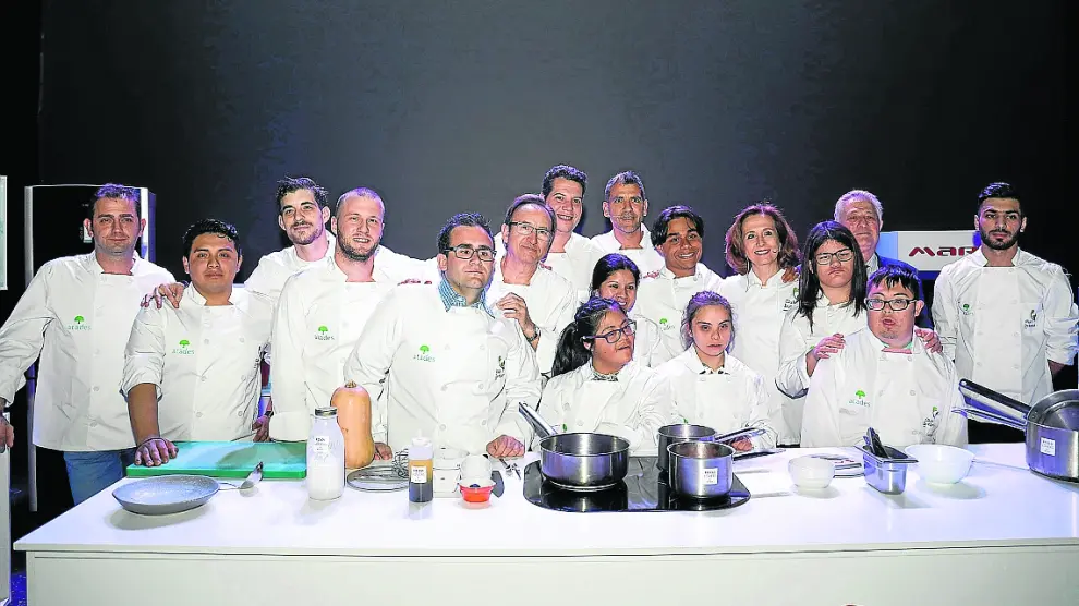 Los cocineros y los alumnos de Atades, junto a Paco Roncero y Lourdes Plana