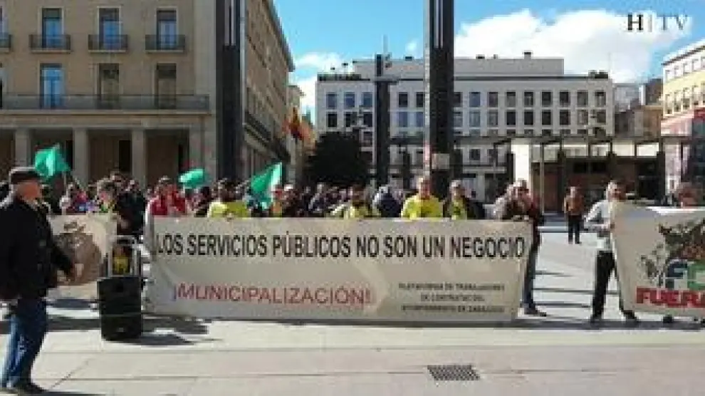 Decenas de trabajadores de FCC se han concentrado este martes a las puertas del Ayuntamiento de Zaragoza para protestar por las condiciones laborales de los empleados de parques y jardines.