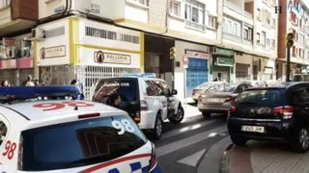 Sobre las 13.30 de este miércoles, varios vehículos de la Guardia Civil, tanto con distintivos como camuflados, se han personado en la calle de Monasterio de Veruela, 4, con la cara cubierta con pasamontañas.