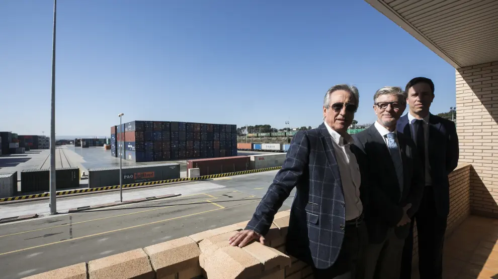 Constancio Ibáñez, el alcalde Santisteve y Ramón Adé, ayer en la terminal marítima.