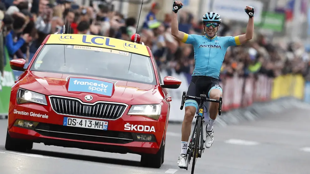 Nice (France), 17/03/2019.- Spanish rider Ion Izaguirre Insausti of the Astana Pro Team celebrates while crossing the finish line to win the eighth and final stage of the Paris-Nice cycling race over 110km from Nice to Nice, France, 17 March 2019. (Ciclismo, Francia, Niza) EFE/EPA/SEBASTIEN NOGIER Cycling Paris-Nice - eighth stage