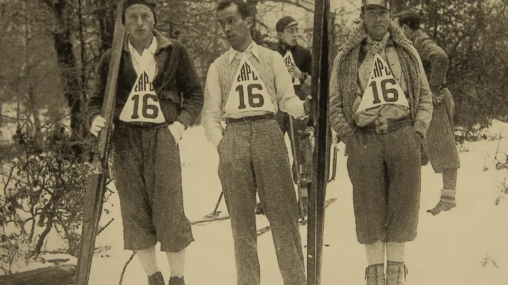 Los Tres Sarrios, como se hacían llamar, compitiendo en una prueba de esquí de montaña: la#I Travesía de Aralar, en 1935, que además ganaron. De izquierda a derecha, José María Serrano Vicens, Luis Gómez Laguna y Fernando de Yarza.