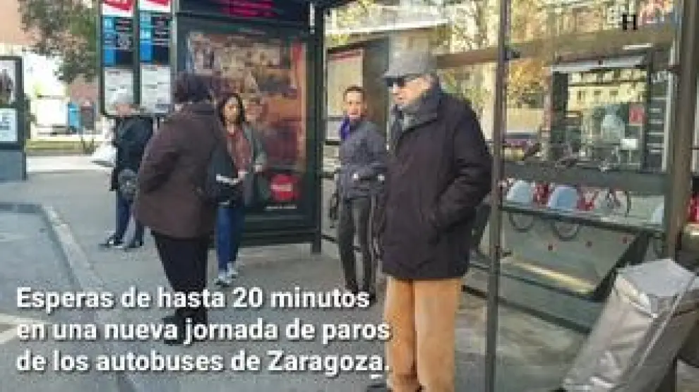 Los autobuses urbanos de Zaragoza han comenzado este viernes una nueva jornada de paros por la mañana que han causado esperas de hasta 20 minutos en algunas líneas.