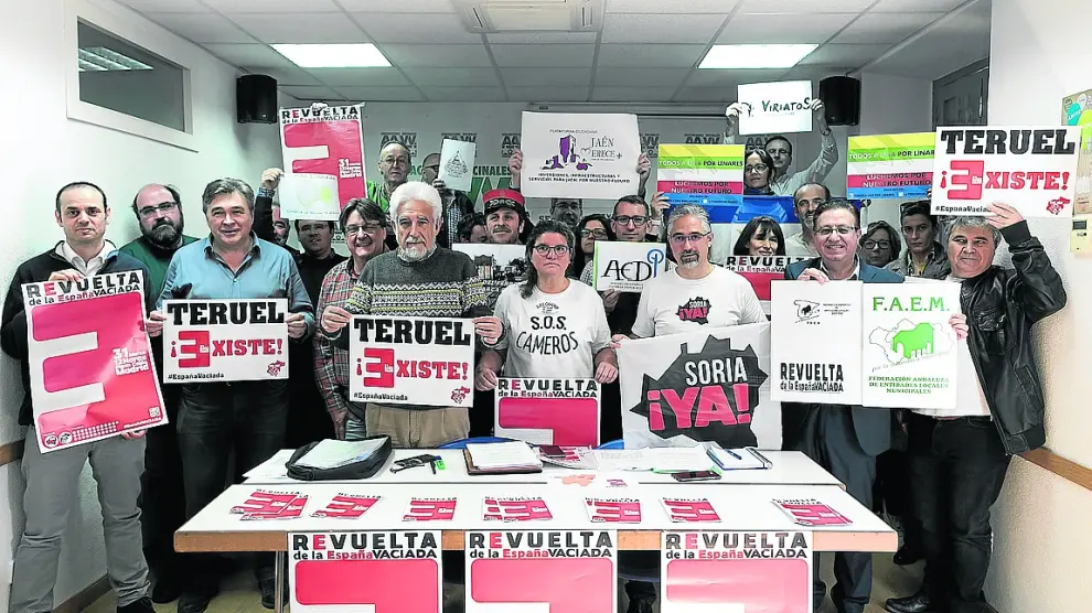 Delegados de Teruel Existe y otras plataformas convocantes, en la rueda de prensa de Madrid.