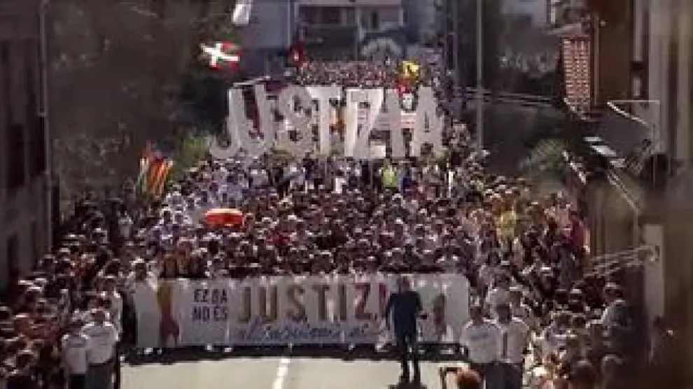La marcha bajo el lema "¡Esto no es Justicia!" ha desbordado las calles de la localidad navarra
