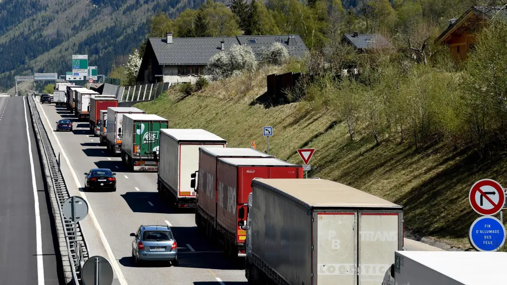 Trucks queue on a motorway in the direction of Italy near a the tunnel as people leave for holidays on April 14, 2017 in Chamonix, southeastern France. / AFP PHOTO / JEAN-PIERRE CLATOT[[[AFP]]] FRANCE-TRANSPORT-ROAD-TRAFFIC-HOLIDAY-EASTER