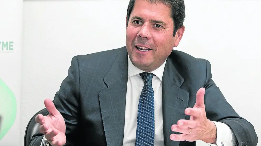 El empresario granadino Gerardo Cuerva, durante la entrevista, en la sede de Cepyme Aragón.