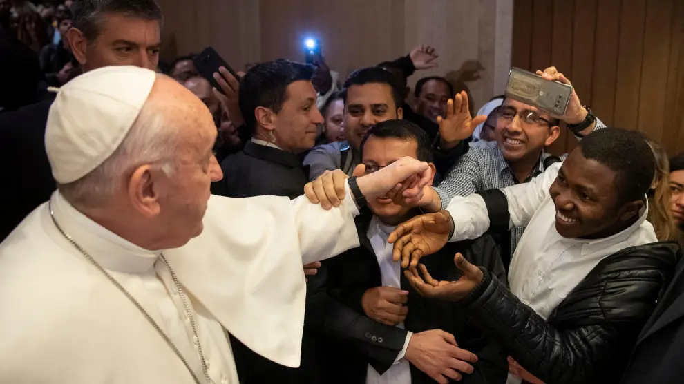 El papa Francisco y su extraña forma de rechazar el besamanos.