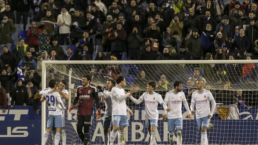 Aficionados y jugadores celebran la victoria sobre el Real Oviedo en La Romareda.