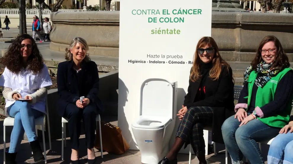 Inodoro instalado en la plaza de Navarra de Huesca para concienciar contra el cáncer de colon.