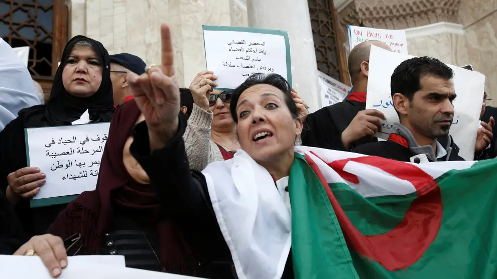 Judicial officers carry banners and national flags during a protest calling on President Abdelaziz Bouteflika to quit, in Algiers, Algeria March 28, 2019. REUTERS/Ramzi Boudina [[[REUTERS VOCENTO]]] ALGERIA-PROTESTS/BOUTEFLIKA