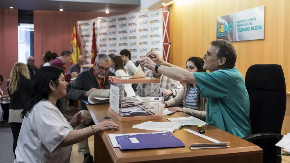 Trabajadores sanitarios votando en el hospital Clínico de Zaragoza