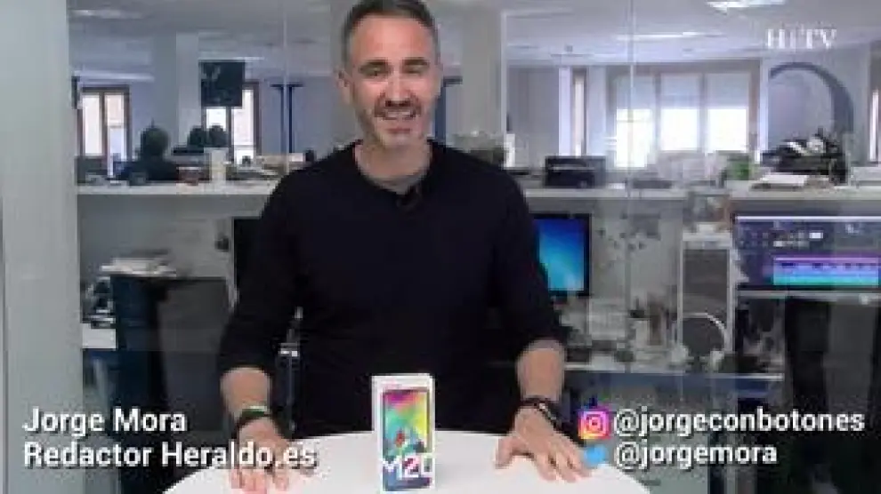 Jorge Mora, redactor de Heraldo.es, desvela lo que hay en el interior de la caja del Samsung M20.