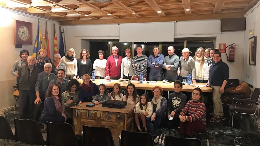 Fotografía de familia con representantes de la Academia de la Artes en el Ayuntamiento de Ayerbe