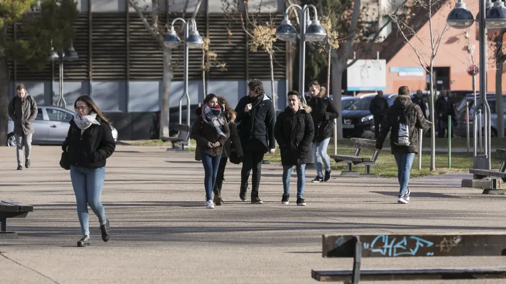 Jóvenes estudiantes pasean por el campus de la plaza de San Francisco en Zaragoza