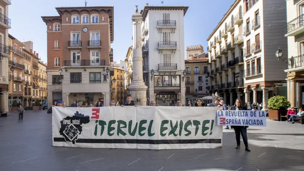 Miembros de la plataforma Teruel Existecon una de las pancartas quese miostraran en la manifestacion del Domingo 31 en Madrid. Foto AntonioGarcia/Bykofoto. 29/03/19 [[[FOTOGRAFOS]]]