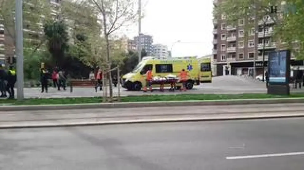 Según han informado fuentes de Los Tranvías de Zaragoza, el hombre cruzaba "hablando por el móvil" en la Gran Vía.