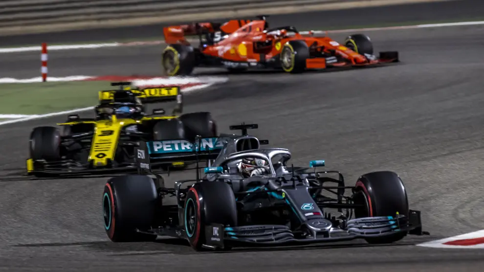 Hamilton encabeza otro 'doblete' de Mercedes en Baréin.